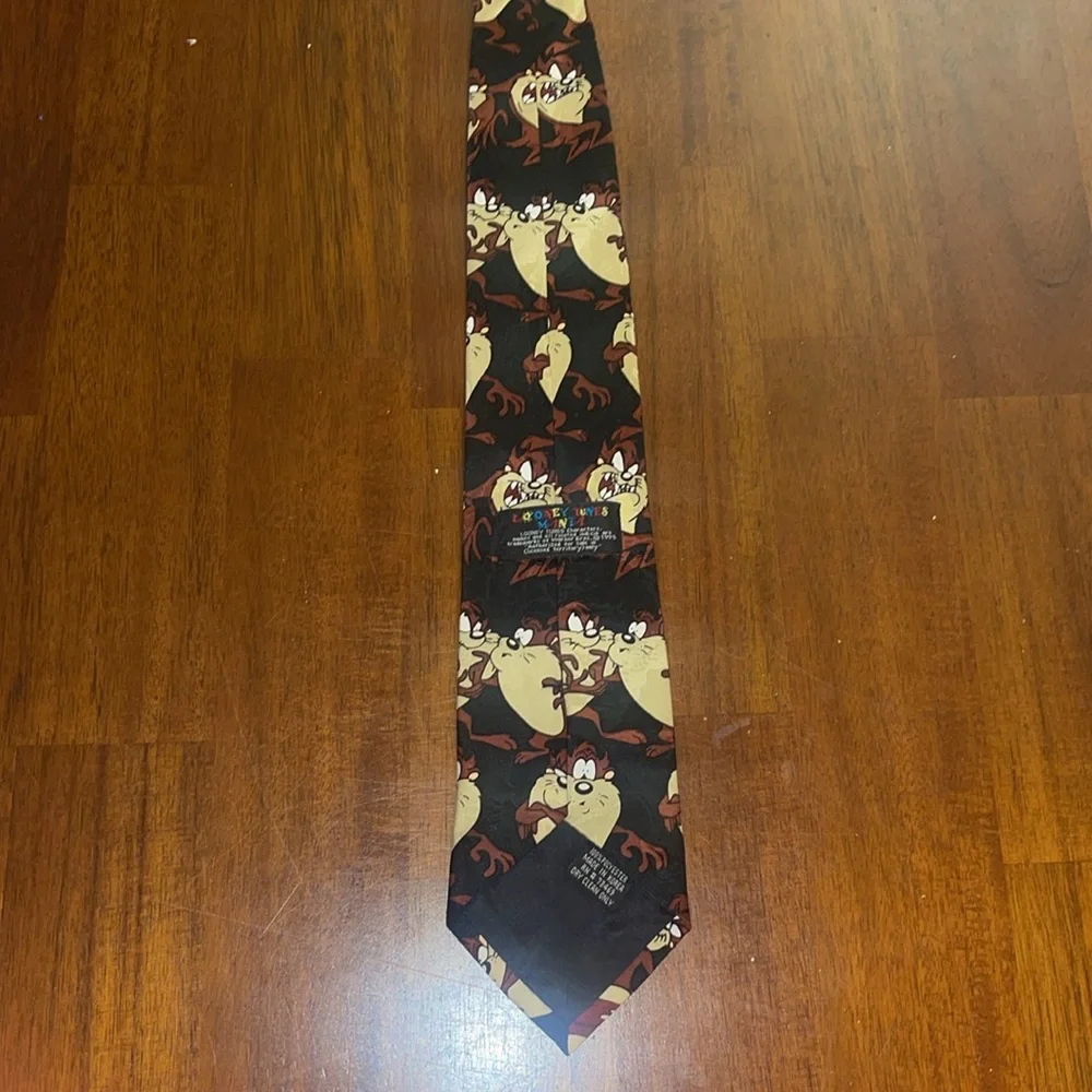 Looney Tunes Mania Tasmanian Devil men’s tie. 100% polyester.
